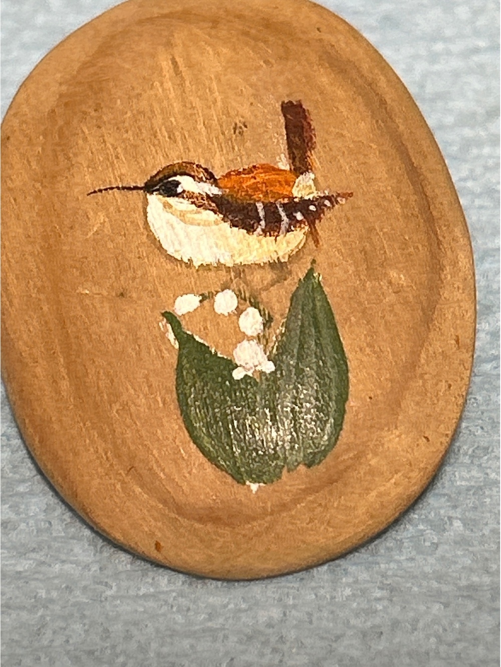 WEBB Handmade Wood Brooch Pin - Carolina Wren Bird & Lily of the Valley Folk Art - Picture 2 of 6